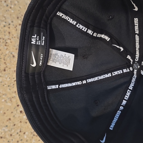 Nike Black and White Baseball Cap - Picture 6 of 6